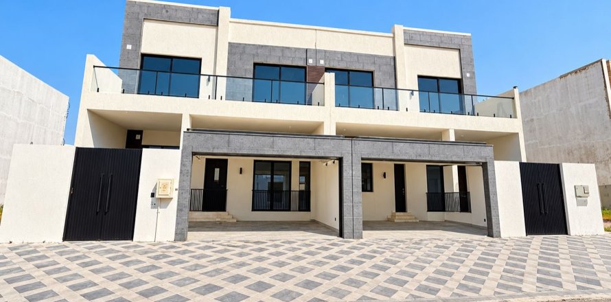 Вилла с 5 спальнями в Tilal City, ОАЭ №221583