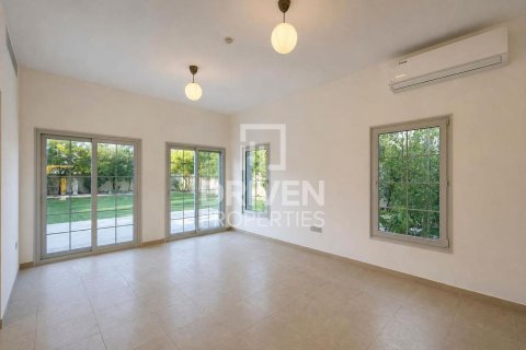 2 bedrooms Villa in District 16, UAE No. 211193 3