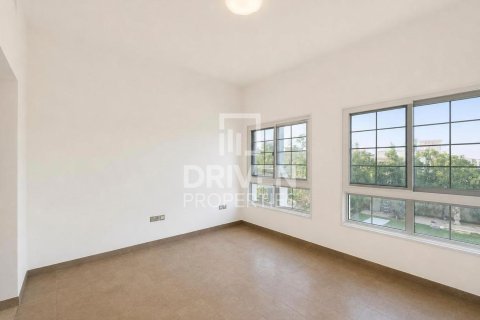 2 bedrooms Villa in District 16, UAE No. 211193 6