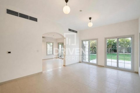 2 bedrooms Villa in District 16, UAE No. 211193 2
