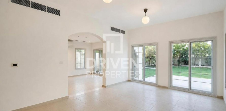 2 bedrooms Villa in District 16, UAE No. 211193