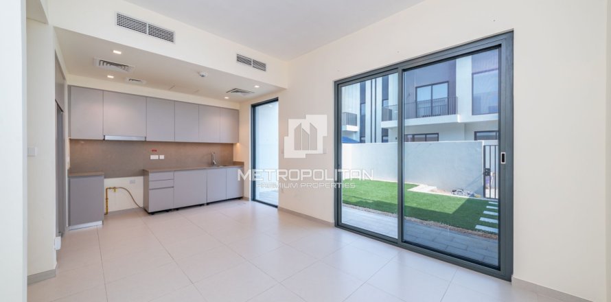 3 bedrooms Villa in EMAAR South, UAE No. 129239