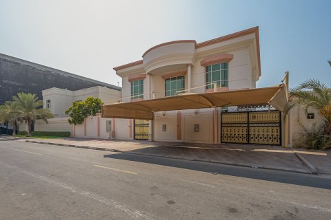 5 bedrooms Villa in Umm Suqeim, UAE No. 196817