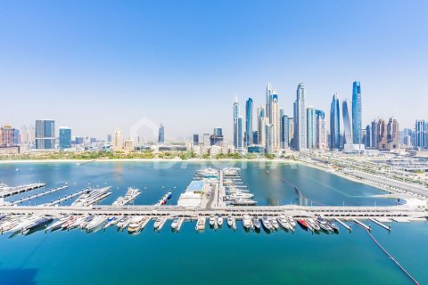 Квартира с 2 спальнями в EMAAR Beachfront, ОАЭ №162063 3