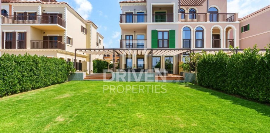 Villa de 5 dormitorios en Jumeirah, UAE No. 202789