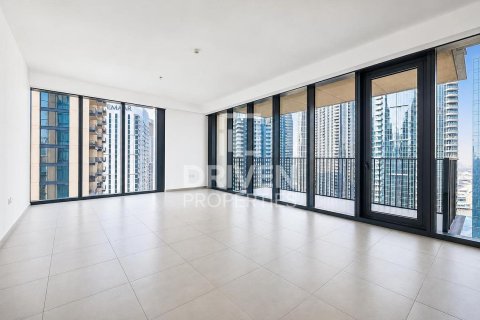 Apartment de 3 dormitorios en BLVD Heights, UAE No. 215201