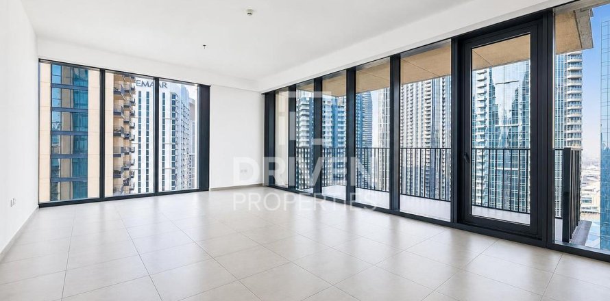 Apartment de 3 dormitorios en BLVD Heights, UAE No. 215201