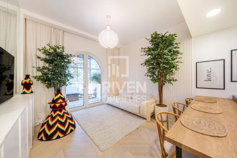 Apartment de 2 dormitorios en District 15, UAE No. 221449