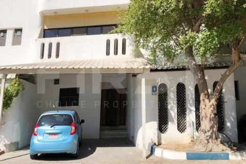 4 bedrooms Villa in Abu Dhabi, UAE No. 13413