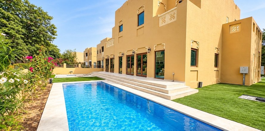 Villa de 5 dormitorios en North Village, UAE No. 215278