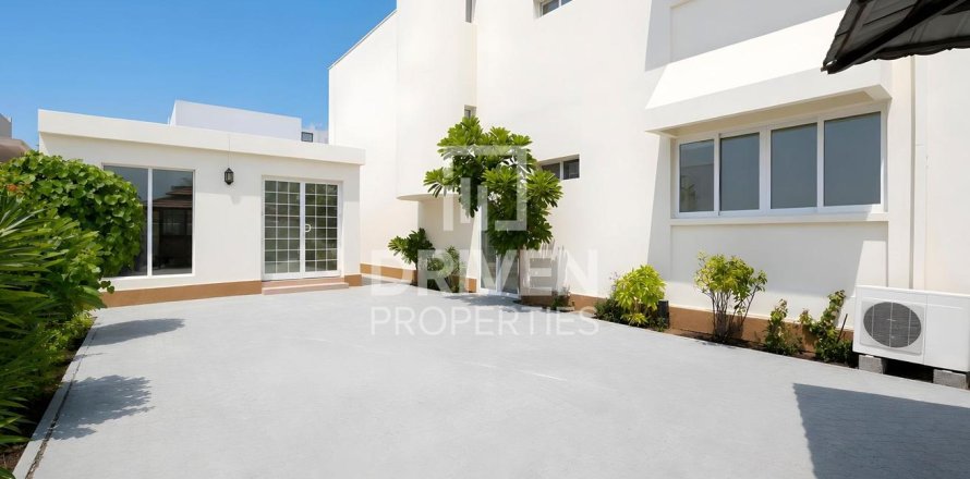 4 bedrooms Villa in Jumeirah, UAE No. 212706