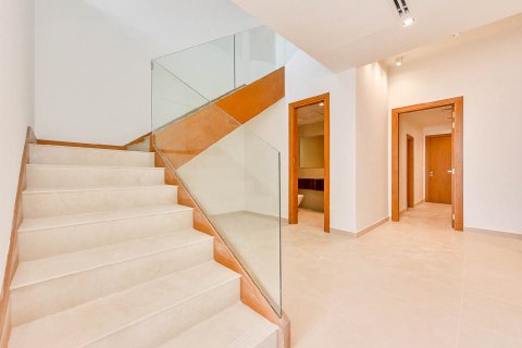 Villa de 3 dormitorios en Mirdif, UAE No. 223465