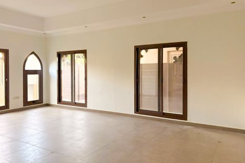 Villa de 5 dormitorios en Jumeirah, UAE No. 215404 10