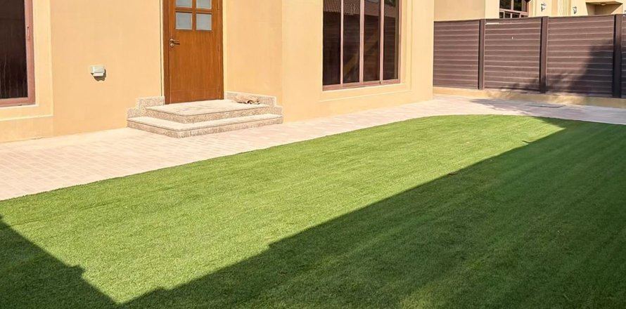 Villa de 5 dormitorios en Jumeirah, UAE No. 215404