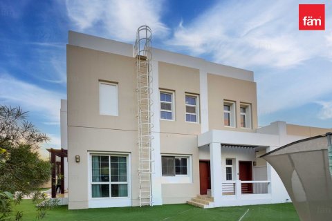 Villa de 3 dormitorios en Dubai, UAE No. 125971