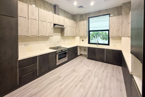 5 bedrooms Villa in Dubai, UAE No. 204899 3
