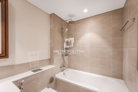 Квартира с 2 спальнями в EMAAR Beachfront, ОАЭ №127977 16