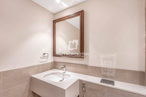 Квартира с 2 спальнями в EMAAR Beachfront, ОАЭ №127977 17
