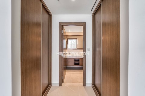 Квартира с 2 спальнями в EMAAR Beachfront, ОАЭ №127977 10