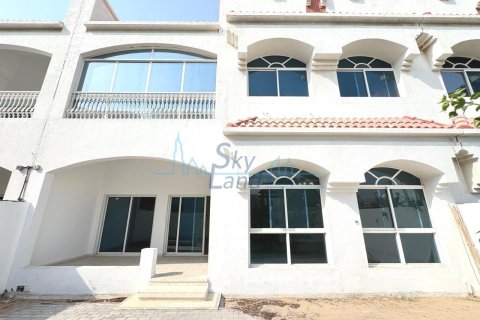 Villa de 4 dormitorios en Umm Suqeim, UAE No. 118029 4