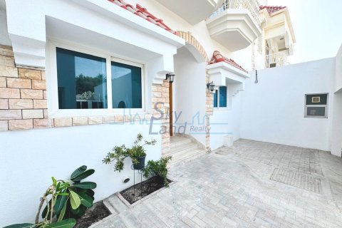 Villa de 4 dormitorios en Umm Suqeim, UAE No. 118029 5