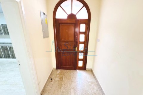Villa de 4 dormitorios en Umm Suqeim, UAE No. 118029 8