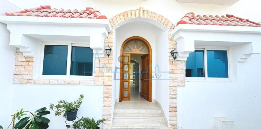 Villa de 4 dormitorios en Umm Suqeim, UAE No. 118029