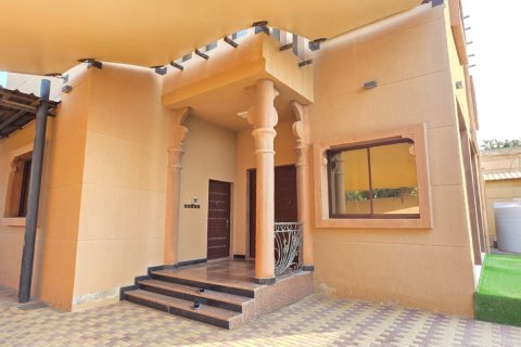 Villa de 3 dormitorios en Khuzam, UAE No. 183786