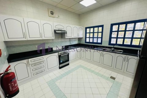 5 bedrooms Villa in Doha, Qatar No. 57297 4