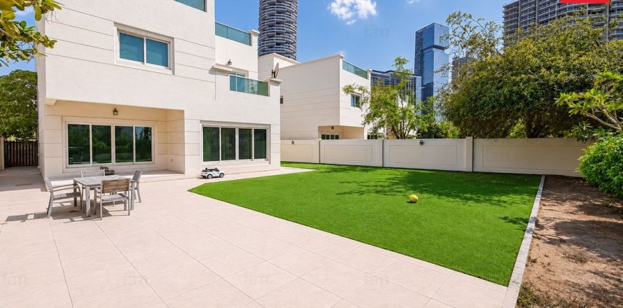 4 bedrooms Villa in Dubai, UAE No. 186371