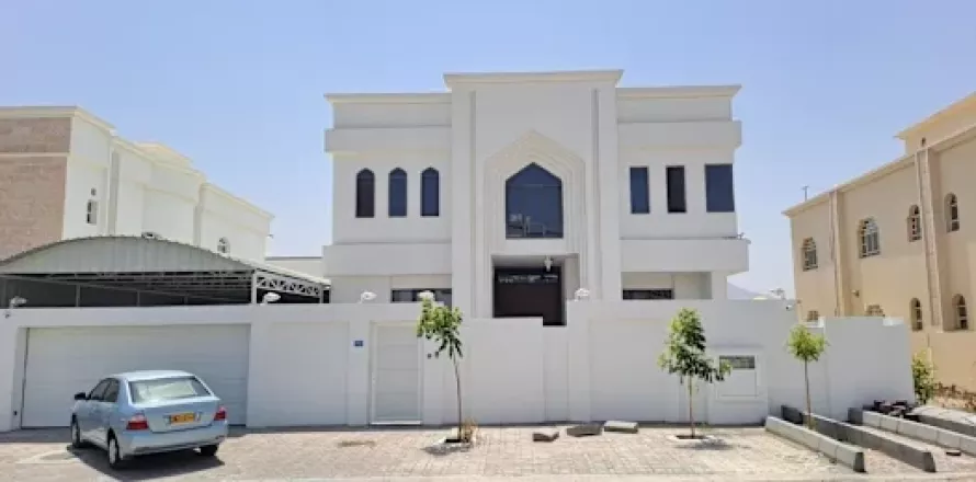 6 bedrooms Villa in Al Amarat, Oman No. 66945