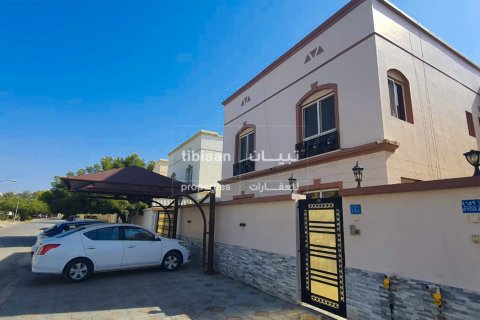 4 bedrooms Villa in Muscat, Oman No. 53318
