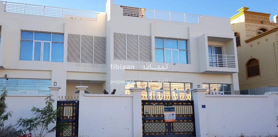 Villa de 8 dormitorios en Muscat, Oman No. 53491