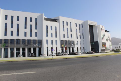Квартира с 3 спальнями в Madinat as'Sultan Qaboos, Оман №54665