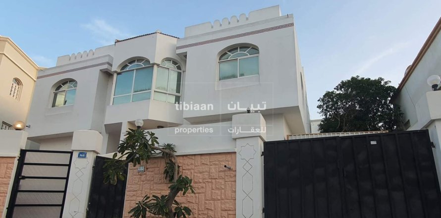 Villa Gemela de 4 dormitorios en As Sib, Oman No. 53388