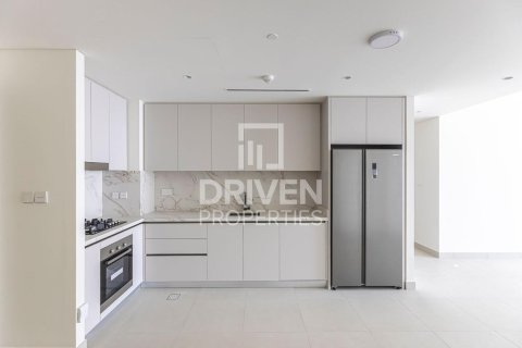 Apartment de 2 dormitorios en EMAAR Beachfront, UAE No. 192257 3