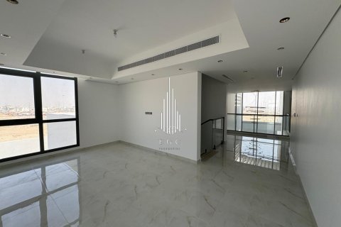 5 bedrooms Villa in Abu Dhabi, UAE No. 22737 15