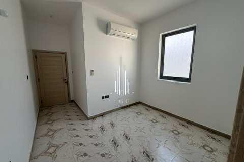5 bedrooms Villa in Abu Dhabi, UAE No. 22737 13