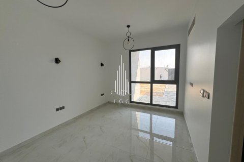 5 bedrooms Villa in Abu Dhabi, UAE No. 22737 6