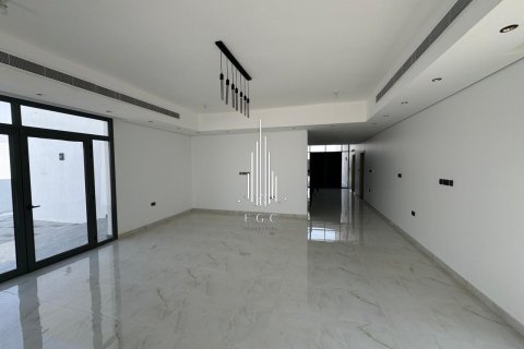 5 bedrooms Villa in Abu Dhabi, UAE No. 22737 25