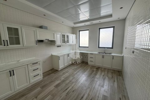 5 bedrooms Villa in Abu Dhabi, UAE No. 22737 14