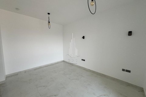 5 bedrooms Villa in Abu Dhabi, UAE No. 22737 11