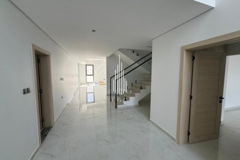 5 bedrooms Villa in Abu Dhabi, UAE No. 22737 8