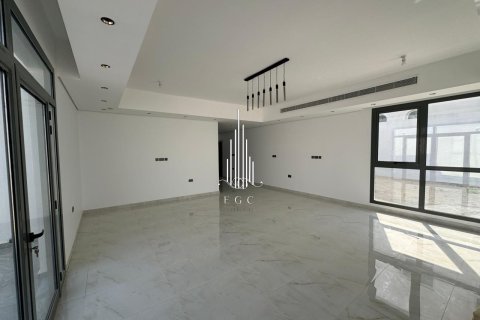 5 bedrooms Villa in Abu Dhabi, UAE No. 22737 7
