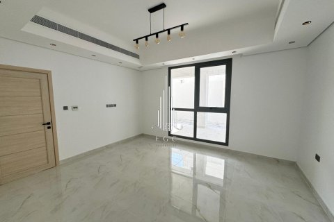 5 bedrooms Villa in Abu Dhabi, UAE No. 22737 5