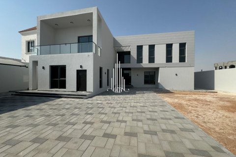 5 bedrooms Villa in Abu Dhabi, UAE No. 22737
