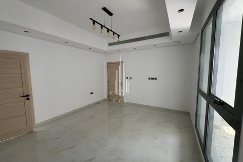 5 bedrooms Villa in Abu Dhabi, UAE No. 22737 19