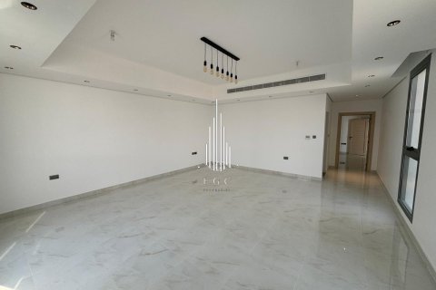 5 bedrooms Villa in Abu Dhabi, UAE No. 22737 9