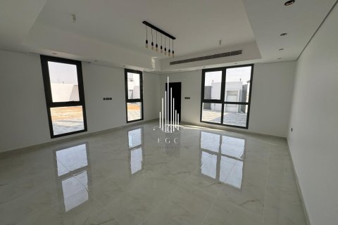 5 bedrooms Villa in Abu Dhabi, UAE No. 22737 4