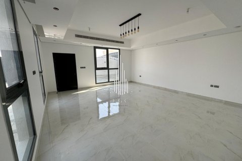 5 bedrooms Villa in Abu Dhabi, UAE No. 22737 3